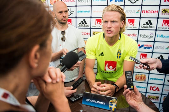 Oscar Hiljemark pratar med media i mixed zone