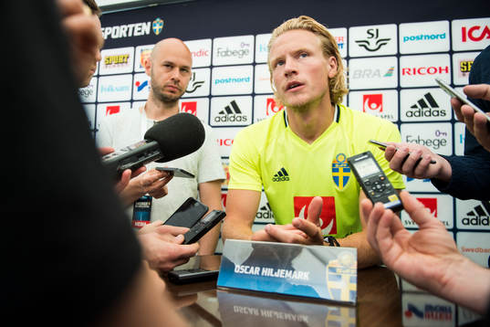 Oscar Hiljemark pratar med media i mixed zone