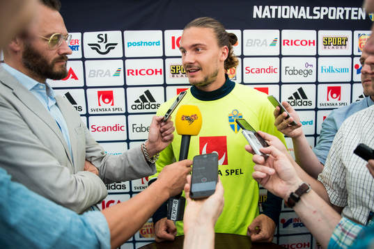Erik Johansson pratar med media i mixed zone