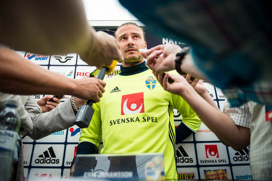 Erik Johansson pratar med media i mixed zone