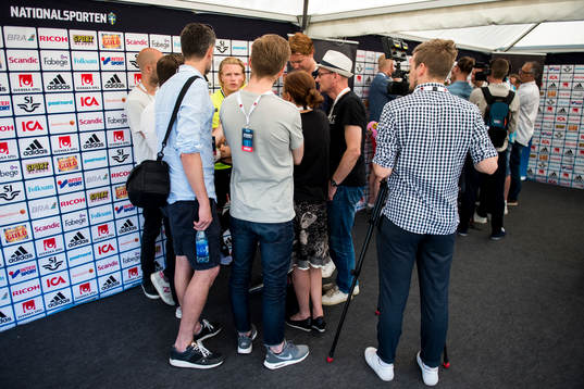 Oscar Hiljemark pratar med media i mixed zone
