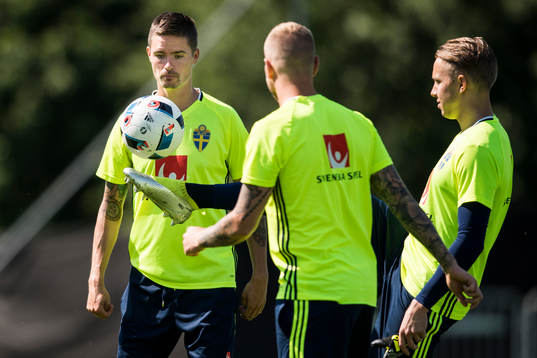 Mikael Lustig och målvakt Patrik Carlgren