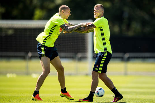 Victor Nilsson Lindelöf och John Guidetti jublar