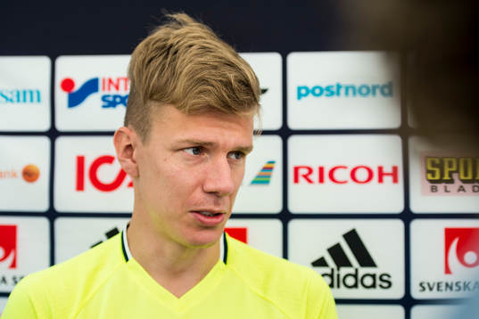 Pontus Wernbloom pratar med media i mixed zone