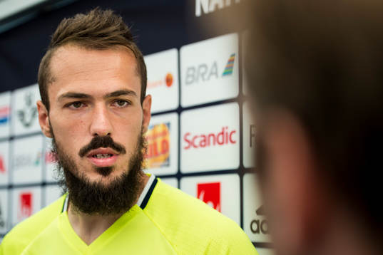 Emir Kujovic pratar med media i mixed zone