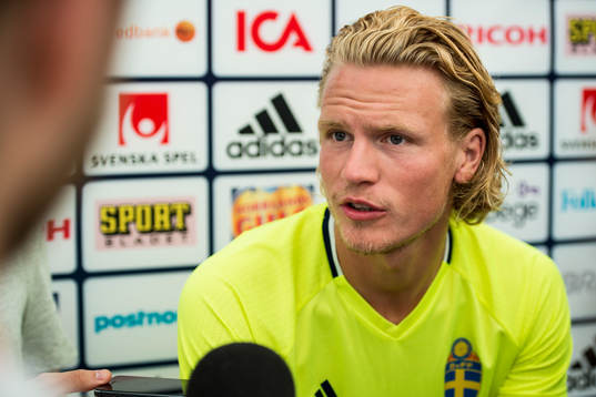 Oscar Hiljemark pratar med media i mixed zone