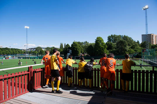 Minispelare tittar ut över Skytteholms IP