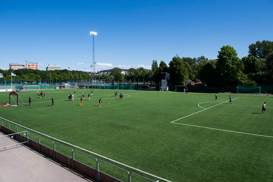 Athletics och Frejs spelare värmer upp på Skytteholms IP