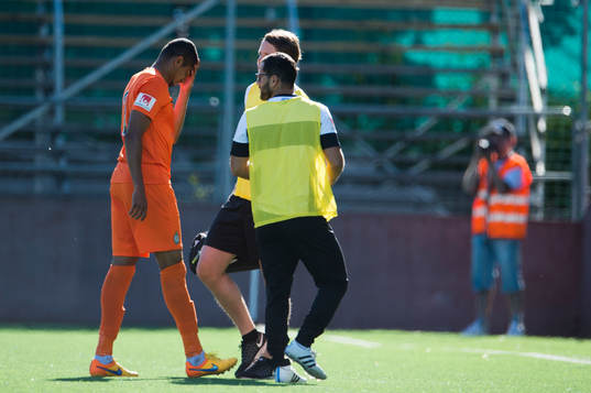 Athletics Denis Viana da Silva lämnar planen med ont i