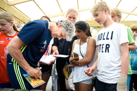 Förbundskapten Pia Sundhage skriver autografer