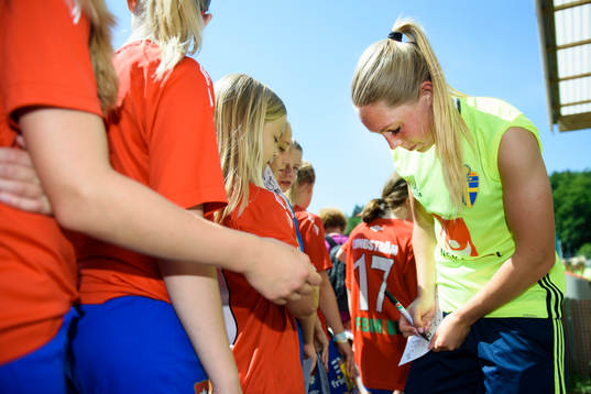 Elin Rubensson skriver autografer