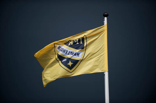 IFK Hässleholms klubbflagga i matchen i division 2 mellan