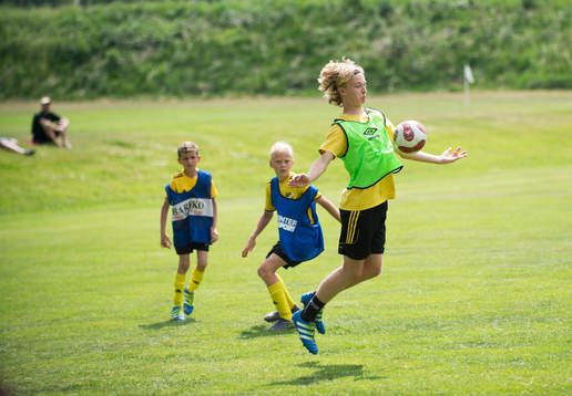 Stora och små spelar tillsammans