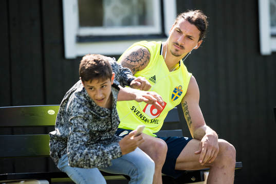En pojke tar sig in på planen och ända fram till Zlatan