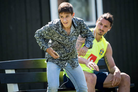 En pojke tar sig in på planen och ända fram till Zlatan