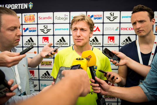 Emil Forsberg pratar med media i mixed zone