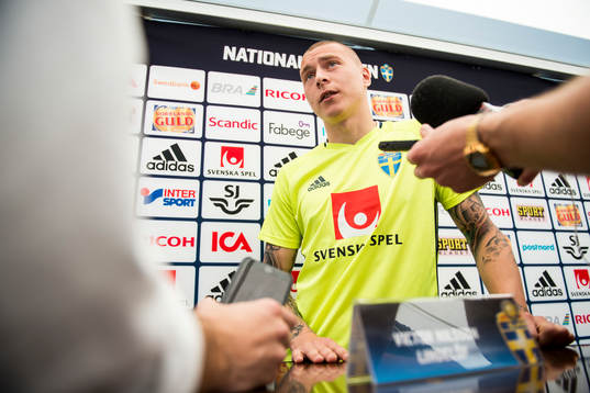 Victor Nilsson Lindelöf pratar med media i mixed zone