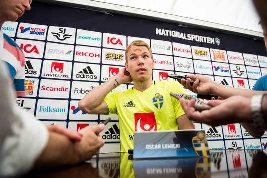 Oscar Lewicki pratar med media i mixed zone