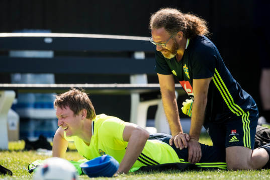 Kim Källström får behandling av sjukgymnast Rickard Dahan