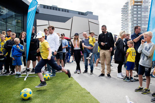 Ett ungt fan provar på sin träffsäkerhet i Fan Zone