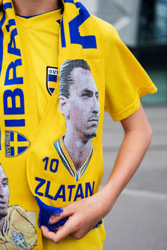 Ett ungt fan med en Zlatan-halsduk