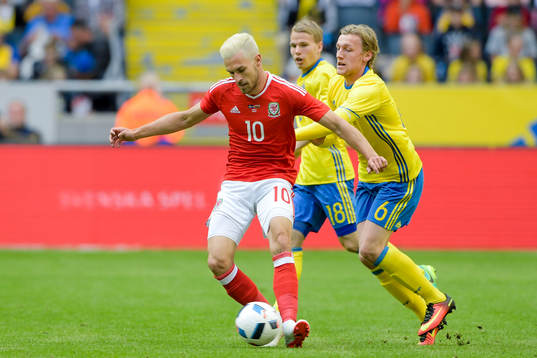 Wales Aaron Ramsey och Sveriges Emil Forsberg