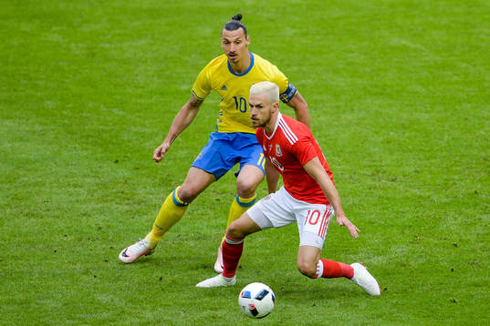 Sveriges Zlatan Ibrahimovic och Wales Aaron Ramsey