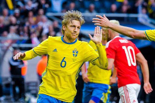 Sveriges Emil Forsberg och Sebastian Larsson jublar