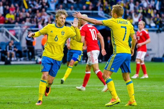 Sveriges Emil Forsberg och Sebastian Larsson jublar