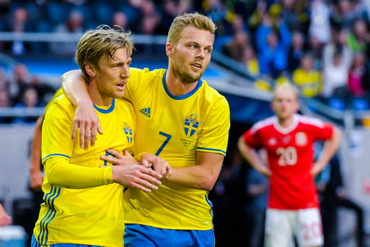 Sveriges Emil Forsberg och Sebastian Larsson jublar