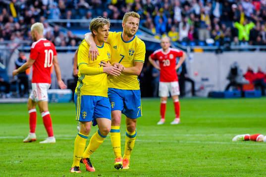 Sveriges Emil Forsberg och Sebastian Larsson jublar