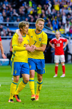 Sveriges Emil Forsberg och Sebastian Larsson jublar