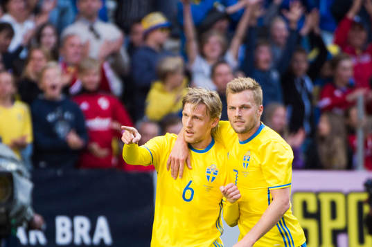 Sveriges Emil Forsberg och Sebastian Larsson jublar