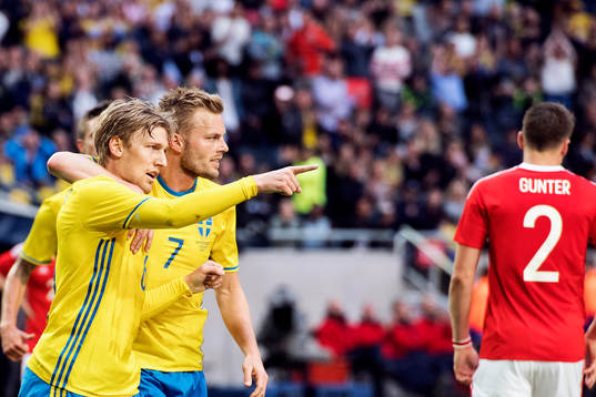 Sveriges Emil Forsberg och Sebastian Larsson jublar