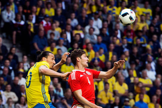 Sveriges Zlatan Ibrahimovic och Wales Ben Davies i en