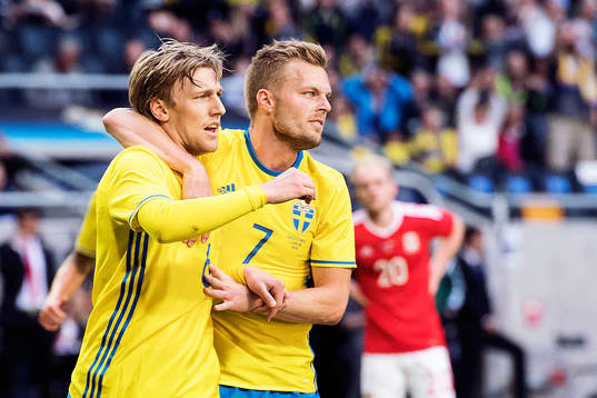 Sveriges Emil Forsberg och Sebastian Larsson jublar