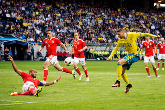 Sveriges Marcus Berg skjuter ett skott