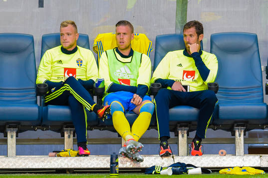 Sveriges målvakt Andreas Isaksson på bänken