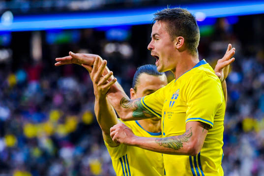 Sveriges Mikael Lustig jublar