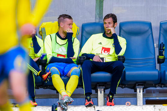 Sveriges målvakt Andreas Isaksson på bänken