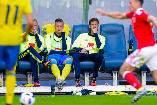 Sveriges målvakt Andreas Isaksson på bänken