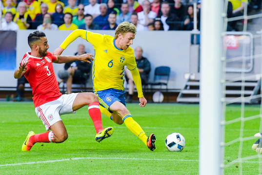 Wales Neil Taylor och Sveriges Emil Forsberg