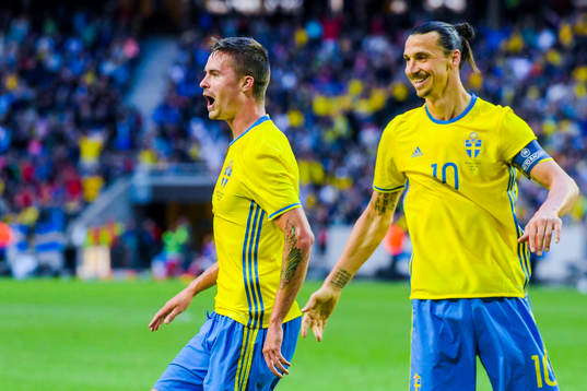 Sveriges Mikael Lustig och Zlatan Ibrahimovic jublar