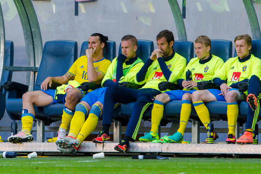 Sveriges Zlatan Ibrahimovic , Pontus Jansson, målvakt