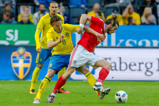 Sveriges Albin Ekdal och Wales Gareth Bale