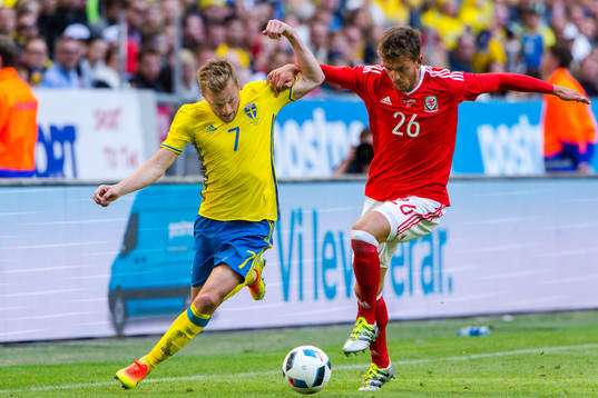 Sveriges Sebastian Larsson och Wales Emyr Huws