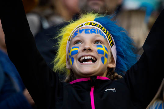 Ett ungt svenskt fan jublar
