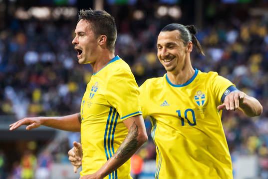 Sveriges Mikael Lustig och Zlatan Ibrahimovic jublar