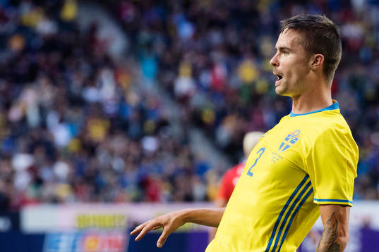 Sveriges Mikael Lustig jublar