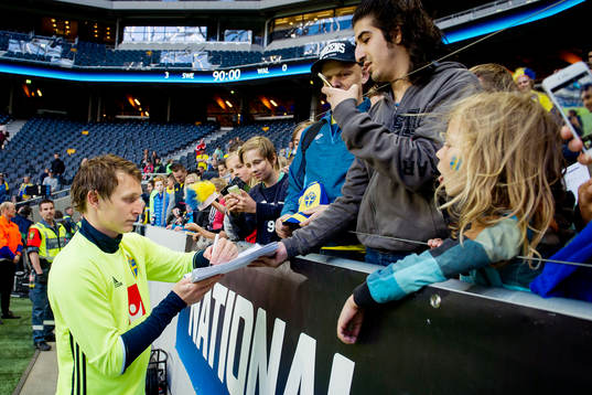 Sveriges Kim Källström skriver autografer